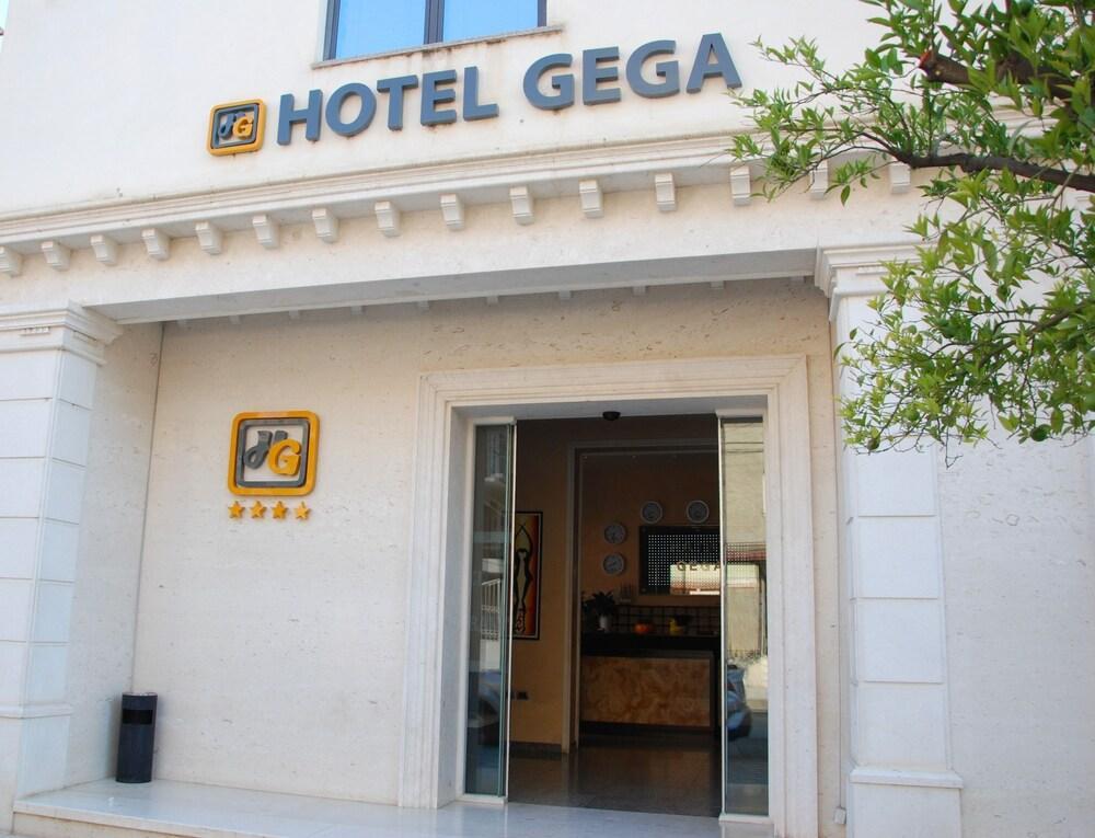 בראט Hotel Gega מראה חיצוני תמונה