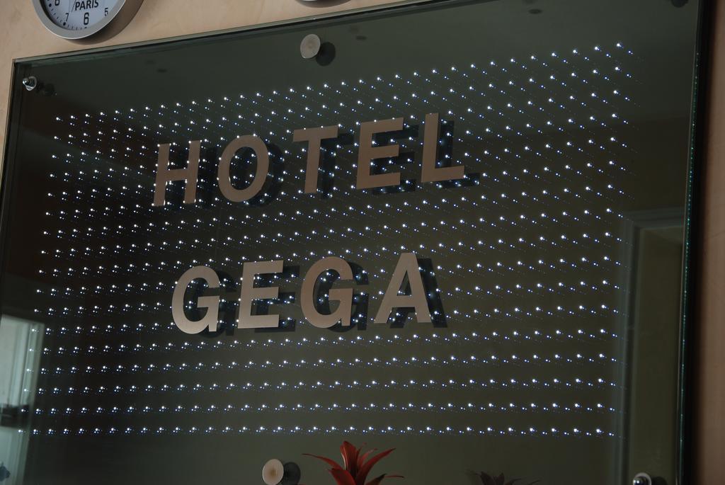 בראט Hotel Gega מראה חיצוני תמונה