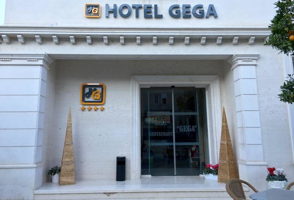 בראט Hotel Gega מראה חיצוני תמונה