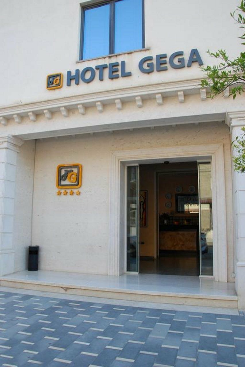 בראט Hotel Gega מראה חיצוני תמונה